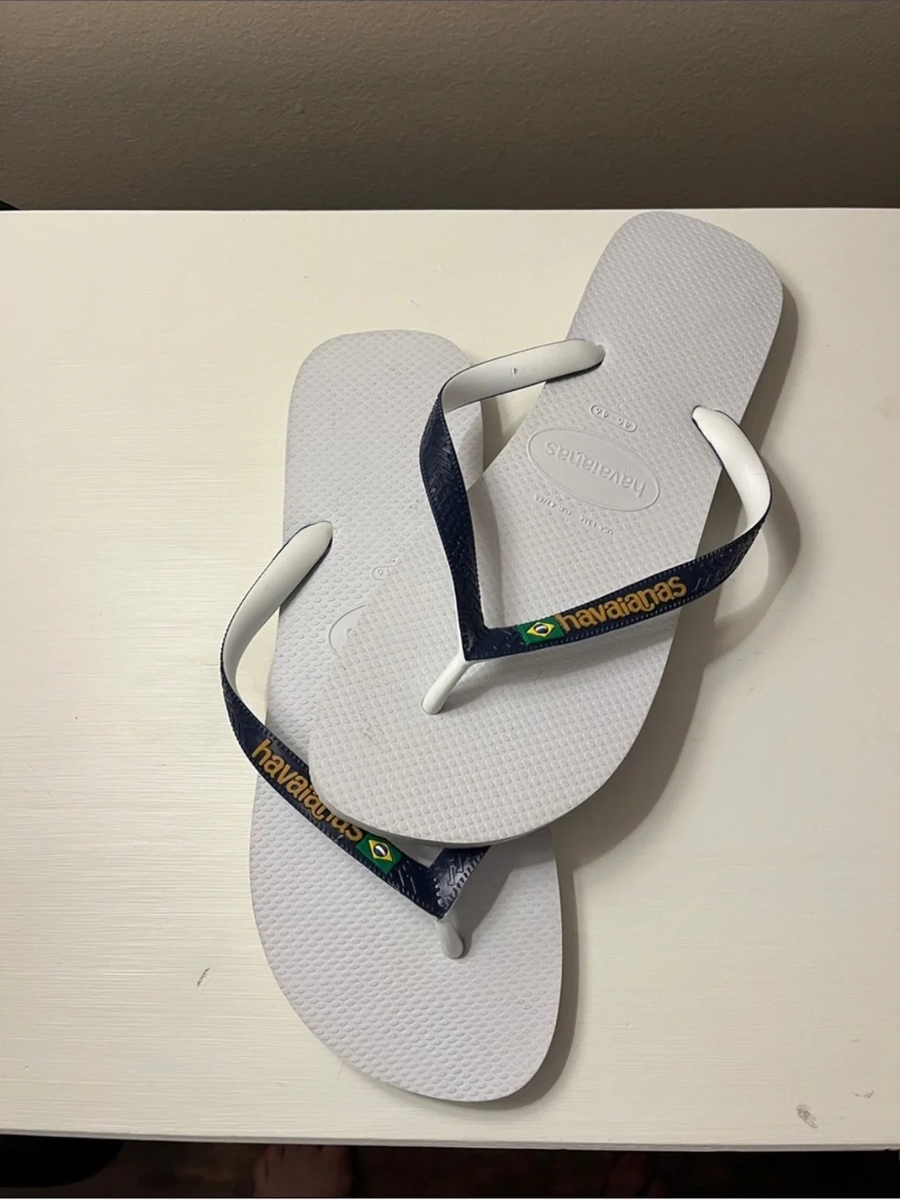 Men’s white with Navy Havaiana plop flops with Brazil flag